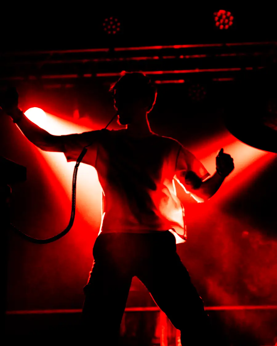 Nolan GSD à la batterie sous une lumière rouge