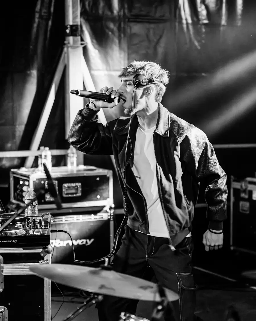 Nolan GSD micro en main derrière les platines, en noir et blanc